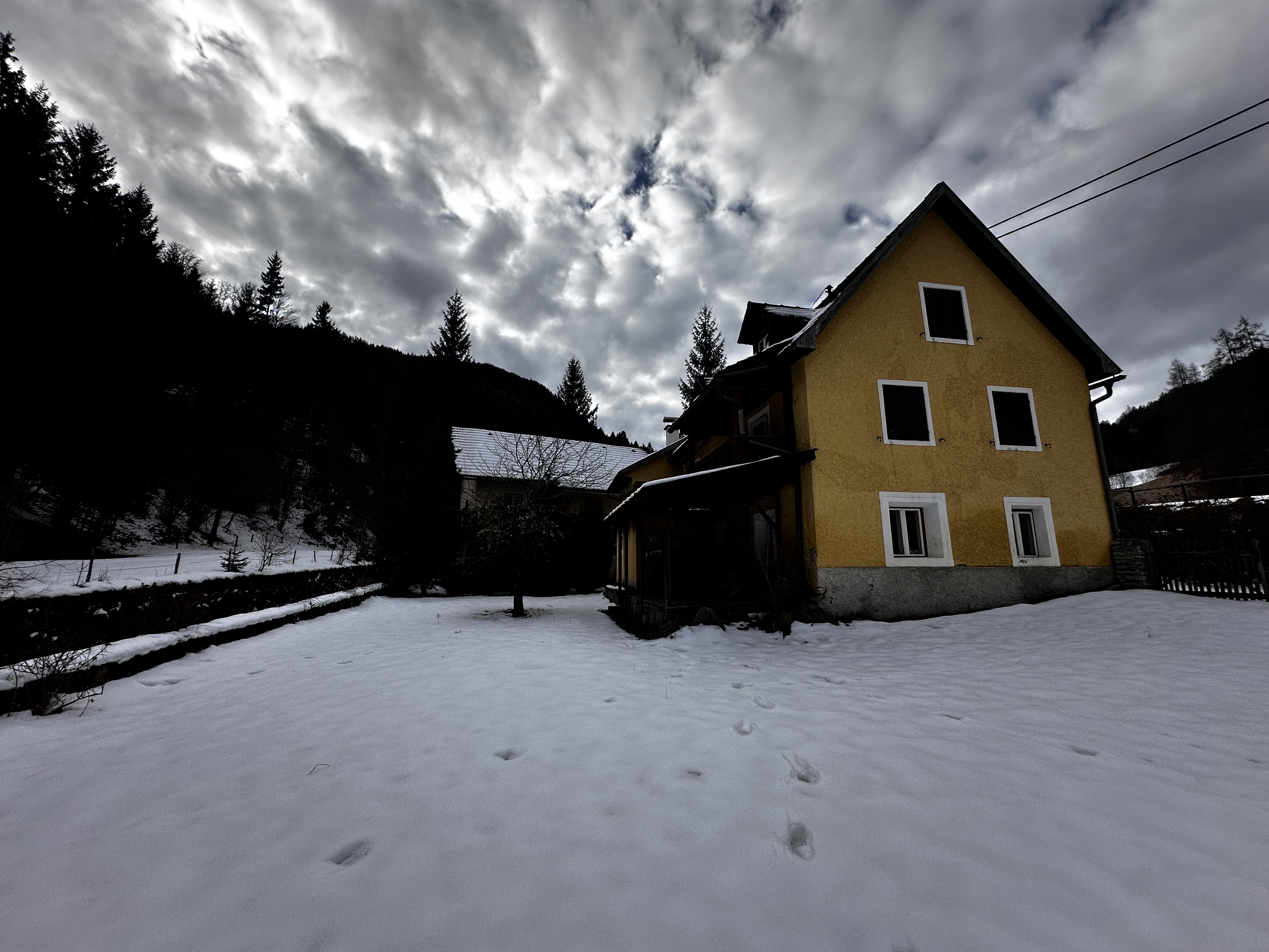 Haus- und Gartenansicht im Winter.
